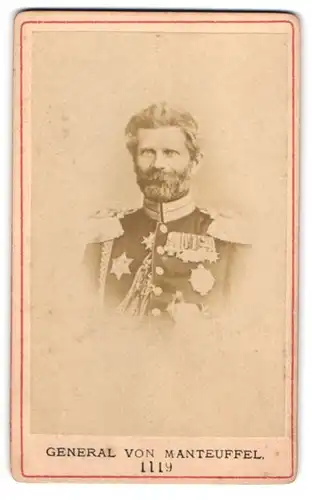 Fotografie unbekannter Fotograf und Ort, Portrait General Edwin von Manteuffel in Gardeuniform mit Ordenspange