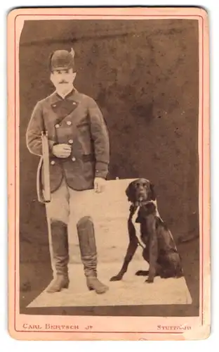 Fotografie Carl Bertsch Jr., Stuttgart, Jäger mit seinem Jagdhund und Flinte als Fotomontage