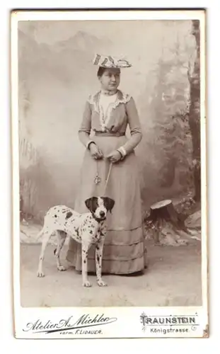 Fotografie Atelier Michler, Traunstein, junge Dame mit ihrem Dalmatiner Hund im Atelier