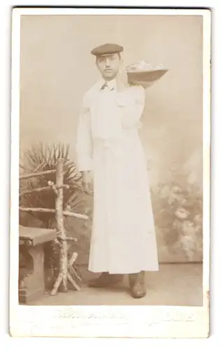 Fotografie Aug. Langerhans, Stade, junger Fleischer mit Fleisch auf einem Tablet über der Schulter