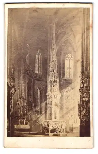 Fotografie unbekannter Fotograf, Ansicht Nürnberg, Sakramentshaus in der St. Lorenz Kirche im Sonnenlicht
