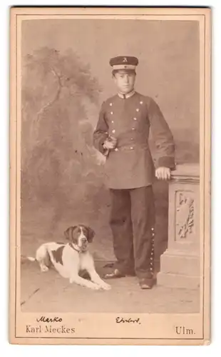 Fotografie Karl Meckes, Ulm, Soldat in Uniform Kaiser-Alexander Garde mit seinem Diensthund Marko