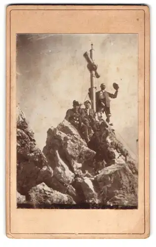 Fotografie Fotograf P. Puley, Ansicht Going, Bergsteiger P. Puley bei der Besteigung des Ellmauer Halt im September 1901