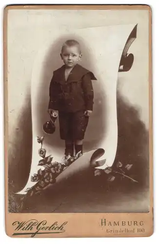 Fotografie Wilh. Gerlich, Hamburg, junger Knabe mit Blechtrompete, als Passepartout auf einer Banderole