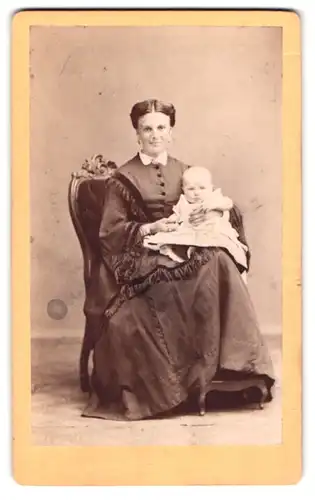 Fotografie F. J. Schreiber, Chemnitz, Portrait Mutter im dunklen Kleid mit ihrem Kind auf dem Schoss, Mutterglück
