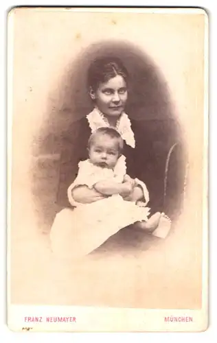 Fotografie Franz Neumayer, München, junge Mutter mit ihrem Kind auf dem Schoss im Atelier, Mutterglück, 1881