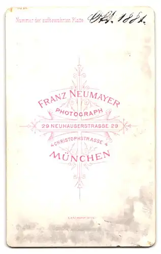 Fotografie Franz Neumayer, München, junge Mutter mit ihrem Kind auf dem Schoss im Atelier, Mutterglück, 1881