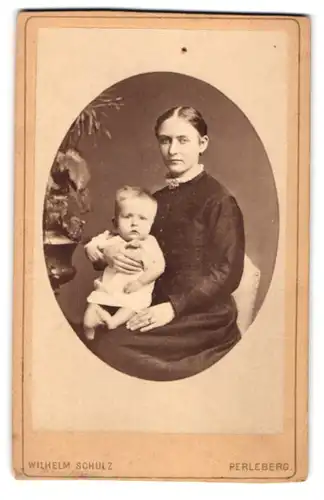 Fotografie Wilhelm Schulz, Perleberg, junge brandenburgische Mutter mit ihrem Sohn auf dem Schoss, Mutterglück
