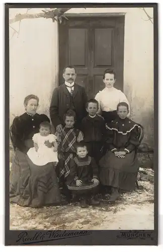 Fotografie Riedl & Wiedemann, München, Mutter und Vater mit ihren sechs Kindern vor dem Hauseingang, Mutterglück