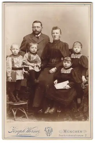 Fotografie Jospeh Werner, München, Mutter und Vater mit ihren vier Kindern, zwei Knaben und zwei Mädchen, Mutterglück