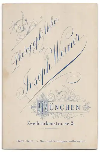 Fotografie Jospeh Werner, München, Mutter und Vater mit ihren vier Kindern, zwei Knaben und zwei Mädchen, Mutterglück