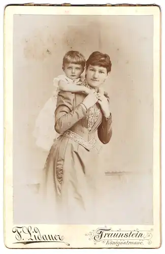 Fotografie F. Lidauer, Traunstein, Mutter trägt ihr Kind Huckepack, Mutterglück