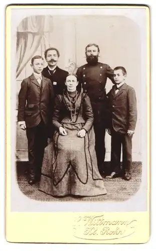 Fotografie S. Wittmann, Kl. Rohr, Jäger mit Faschinenmesser samt Löwenkopf nebst seiner Familie im Atelier