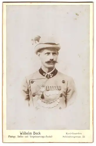 Fotografie Wilhelm Bock, Kiel-Gaarden, Schütze mit Schützenmedaille und Ordenspange
