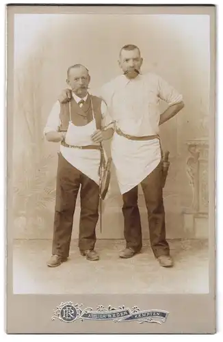 Fotografie R. Eder, Kempten, zwie ältere Fleischer mit Messern und Wetzstahl