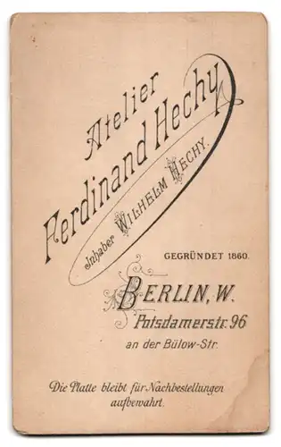 Fotografie Ferdinand Hechy, Berlin, dicker Terrier Hund posiert sitzend auf einem Tisch