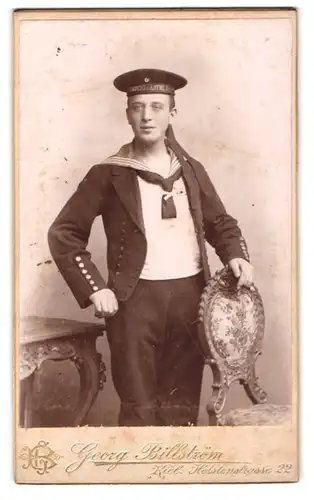 Fotografie Georg Billström, Kiel, junger Matrose in Uniform mit Mützenband Torpedo Abthl. I., 1896