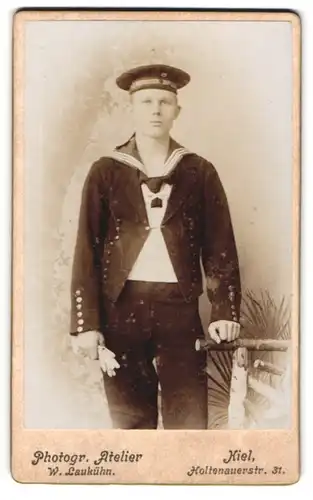 Fotografie W. Laukühn, Kiel, junger Matrose in Uniform mit Mützenband Matrosen-Division