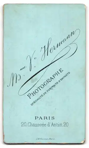 Fotografie Vve Hermann, Paris, 20, Chaussée d`Antin, 20, Süsses Kleinkind im Hemd mit nackigen Füssen