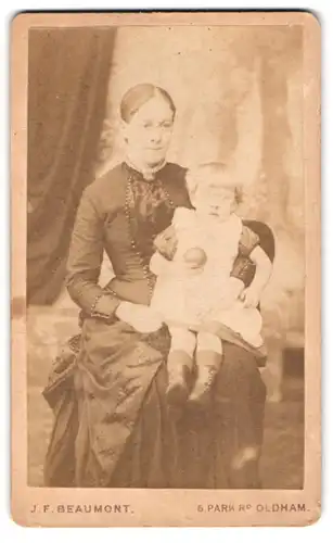 Fotografie J. F. Beaumont, Oldham, 6, Park Road, Bürgerliche Dame mit Kind auf dem Schoss