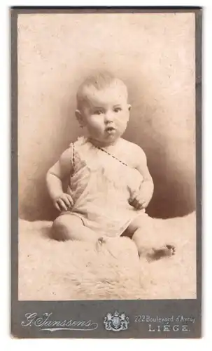 Fotografie G. Janssens, Liège, 222, Boulevard d`Avroy, Süsses Kleinkind im Hemd mit nackigen Füssen