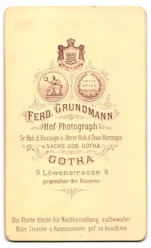 Fotografie Ferd. Grundmann, Gotha, Löwenstr. 9, Junge Dame im Kleid mit Buch