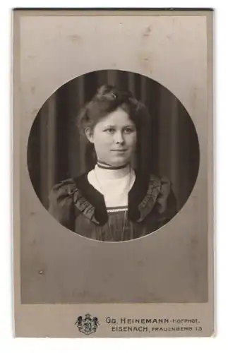 Fotografie Gg. Heinemann, Eisenach, Frauenberg 13, Junge Dame mit Hochsteckfrisur