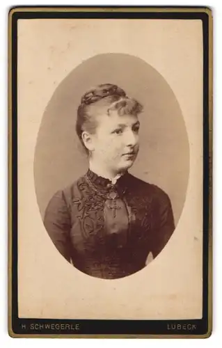 Fotografie H. Schwegerle, Lübeck, Breite-Str. 31, Junge Dame im Kleid mit Kreuzkette