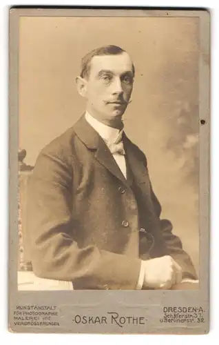 Fotografie Oskar Rothe, Dresden-A., Schäferst. 37 u. Berlinerstr. 32, Elegant gekleideter Herr mit Zwirbelbart