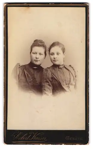 Fotografie Robert Kaiser, Genève, 3, Rue de Chantepoulet, 3, Zwei junge Damen in Kleidern