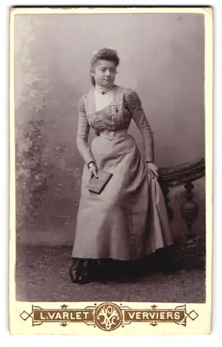 Fotografie L. Varlet, Verviers, Junge Dame im Kleid mit Buch