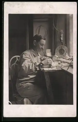 Fotografie Uhrmacher bei der Arbeit in seiner Werkstatt, Werkbank mit Uhrmacher-Werkzeug & Utensilien