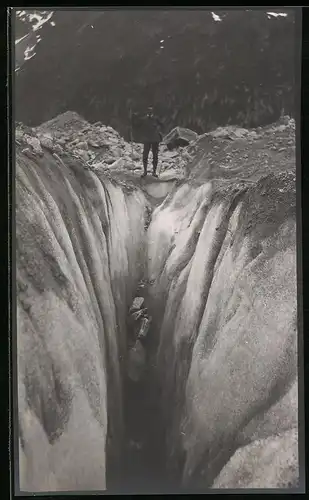 Fotografie Bergsteiger vor Gletscher-Spalte stehend