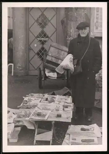 Fotografie unbekannter Fotograf, Ansicht Hamburg, Zeitungshändler mit Behelfs-Zeitungsstand in der Nachkriegszeit