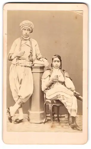 Fotografie unbekannter Fotograf und Ort, junges Persischers / Arabisches Paar in Tracht mit Turban