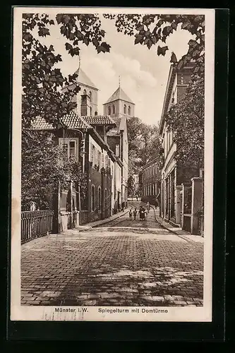 AK Münster i. W., Strasse mit Blick auf Spiegelturm und Domtürme