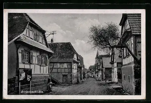 AK Birlenbach /Els., Strassenpartie mit Anschlagstafel und Kirche