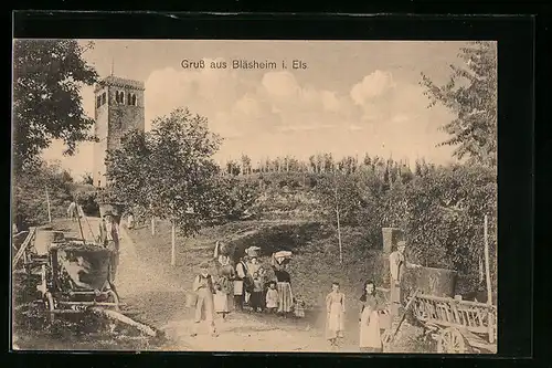 AK Bläsheim /Els., Landarbeiter mit Körben auf einem Weg mit Turm, Wagen