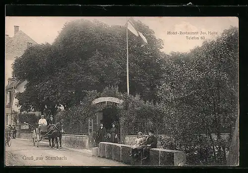 AK Stambach, Hotel-Restaurant J. Heitz, Strassenansicht mit Kutsche und Wirtsleuten im Eingang