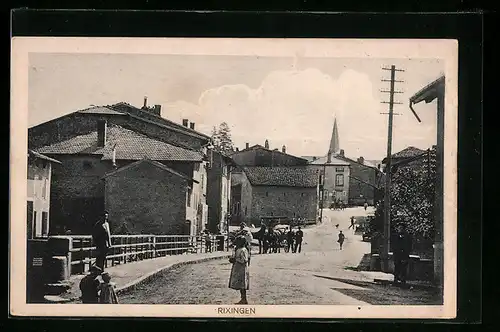 AK Rixingen, Ortspartie mit Pferdewagen, Brücke und Kirche