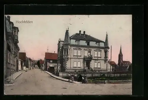 AK Hochfelden, Ortspartie mit Strasse und Kirche