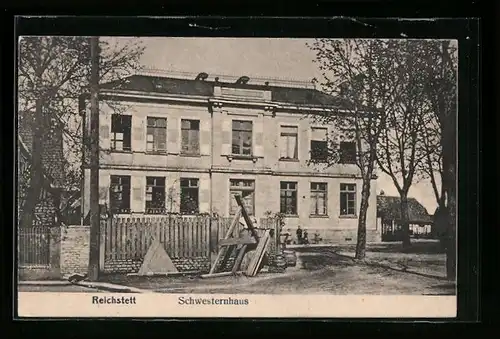 AK Reichstett, Schwesternhaus mit Skulptur, Holzgestell und Strasse