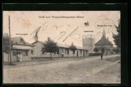 AK Bitsch, Truppenübungsplatz, Strasse mit Zeitungshalle, Gasanstalt und Wache