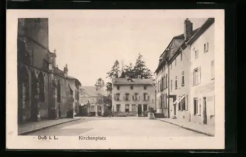 AK Duss i. L., Kirchenplatz mit Bäumen
