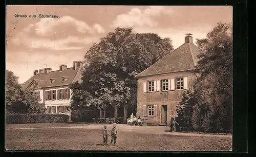 AK Stutensee, Restaurant Stutensee Otto Klumpp, Gartenansicht mit Nachbargebäude