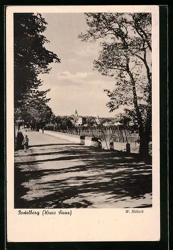 AK Postelberg /Kr. Saaz, Strassenpartie mit Ortsblick