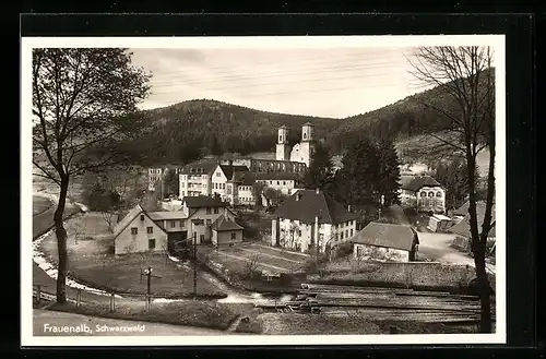 AK Frauenalb /Schwarzwald, Ortsansicht mit Kirche