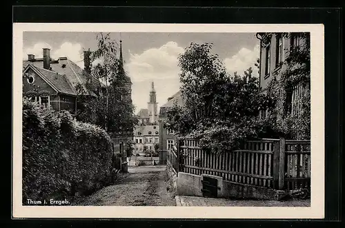 AK Thum /Erzgeb., Strassenpartie mit Kirchenblick