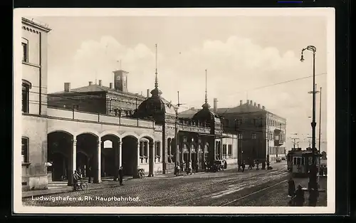 AK Ludwigshafen a. Rh., Hauptbahnhof, passierende Strassenbahnen