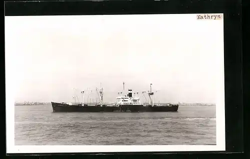 AK Handelsschiff Kathryn vor einer Küste